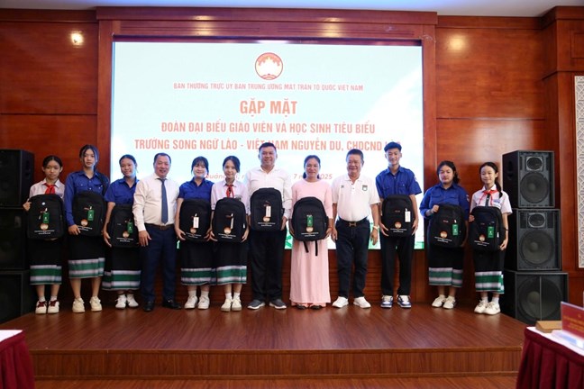 Gặp mặt Đoàn đại biểu giáo viên và học sinh tiêu biểu Trường song ngữ Lào - Việt Nam Nguyễn Du- Ảnh 5. Gặp mặt Đoàn đại biểu giáo viên và học sinh tiêu biểu Trường song ngữ Lào - Việt Nam Nguyễn Du- Ảnh 5.