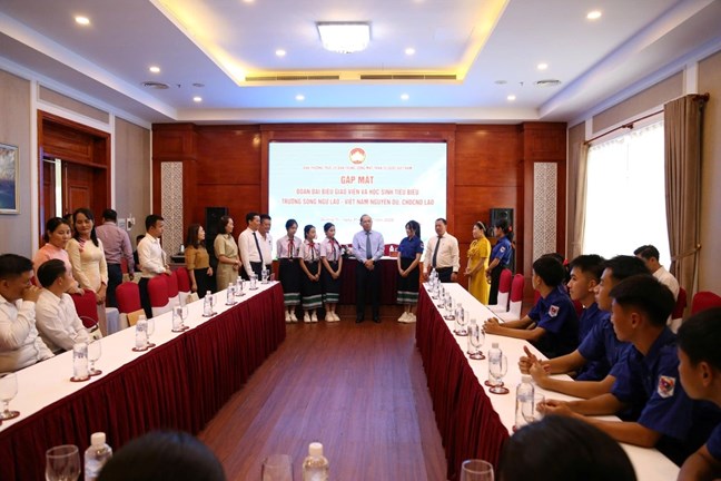 Gặp mặt Đoàn đại biểu giáo viên và học sinh tiêu biểu Trường song ngữ Lào - Việt Nam Nguyễn Du- Ảnh 1. Gặp mặt Đoàn đại biểu giáo viên và học sinh tiêu biểu Trường song ngữ Lào - Việt Nam Nguyễn Du- Ảnh 1.