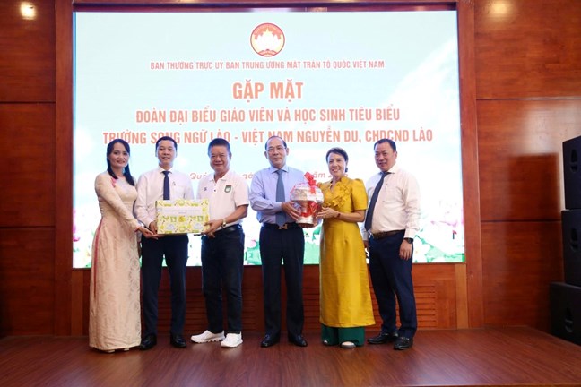 Gặp mặt Đoàn đại biểu giáo viên và học sinh tiêu biểu Trường song ngữ Lào - Việt Nam Nguyễn Du- Ảnh 3. Gặp mặt Đoàn đại biểu giáo viên và học sinh tiêu biểu Trường song ngữ Lào - Việt Nam Nguyễn Du- Ảnh 3.