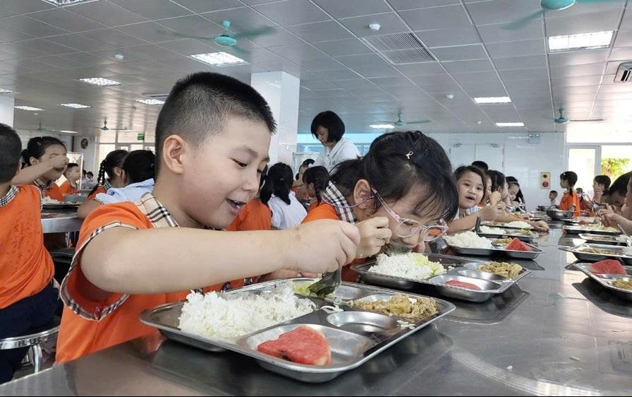Hanoi susține mesele cu internat pentru elevii de școală primară: Bucurie amestecată cu îngrijorare - Foto 1. Hà Nội hỗ trợ bữa ăn bán trú cho học sinh tiểu học: Niềm vui xen lẫn nỗi lo- Ảnh 1.