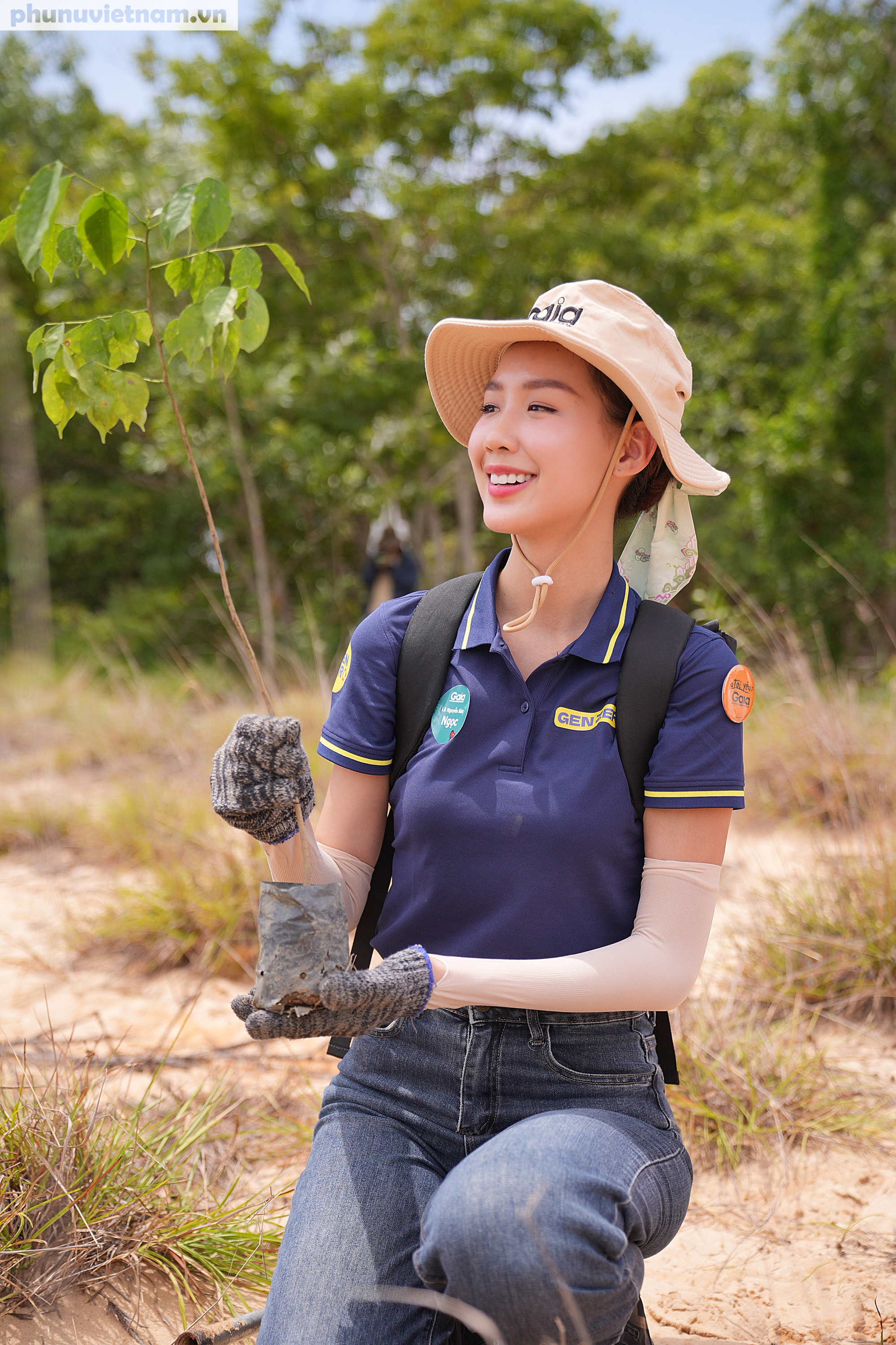 Bảo Ngọc thực hiện nghi thức nói những lời yêu thương với cây trước khi trồng. Những người làm công tác trồng rừng tin rằng với cách này cây sẽ giúp cây phát triển tốt và mạnh mẽ Bảo Ngọc thực hiện nghi thức nói những lời yêu thương với cây trước khi trồng. Những người làm công tác trồng rừng tin rằng với cách này cây sẽ giúp cây phát triển tốt và mạnh mẽ