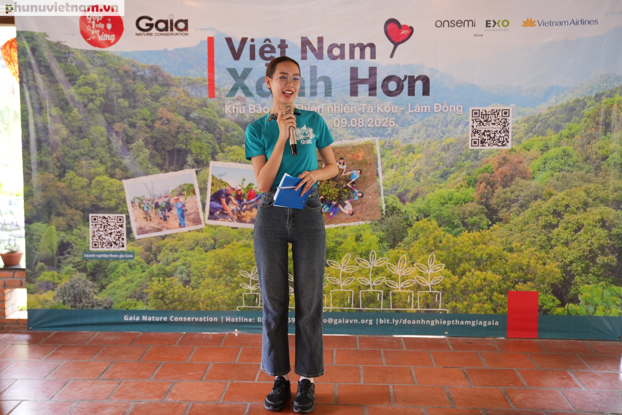 Sau buổi trồng rừng, Bảo Ngọc còn thể hiện khả năng dẫn dắt cho buổi tọa đàm “Việt Nam xanh hơn” về nội dung chung tay giảm phát thải carbon, chống biến đổi khí hậu Sau buổi trồng rừng, Bảo Ngọc còn thể hiện khả năng dẫn dắt cho buổi tọa đàm “Việt Nam xanh hơn” về nội dung chung tay giảm phát thải carbon, chống biến đổi khí hậu