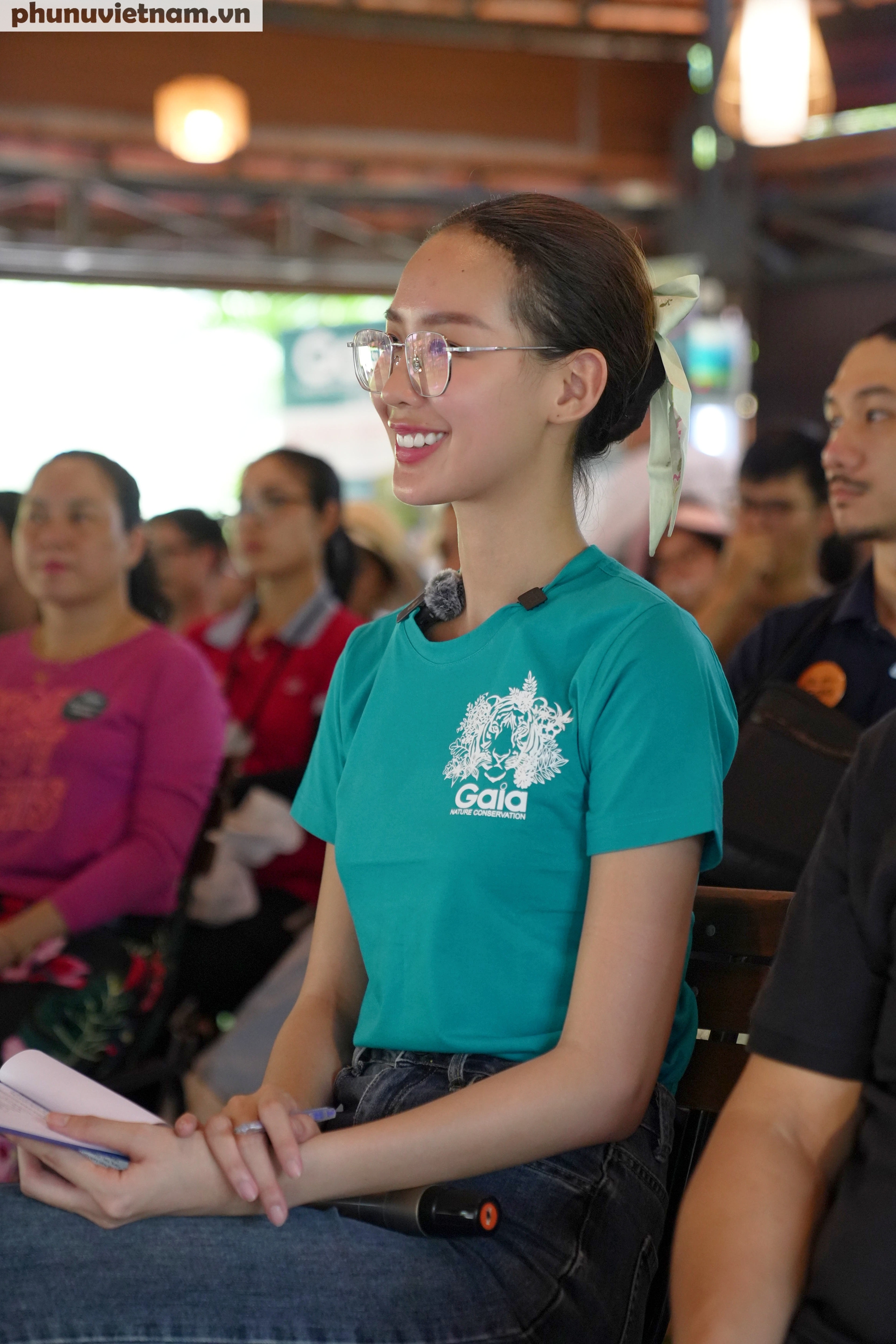 Tại buổi tọa đàm, người đẹp đã cho thấy một tinh thần nhiệt huyết đối với vấn đề chống biến đổi khí hậu. Cô bày tỏ mong muốn giới trẻ xem câu chuyện biến đổi khí hậu như một vấn đề không thể né tránh được trong thời đại này. Hành động vì môi trường không chỉ là trách nhiệm mà còn cần có sự cảm thông với mẹ thiên nhiên, thấu hiểu Trái đất chính là nguồn sống cho tương lai Tại buổi tọa đàm, người đẹp đã cho thấy một tinh thần nhiệt huyết đối với vấn đề chống biến đổi khí hậu. Cô bày tỏ mong muốn giới trẻ xem câu chuyện biến đổi khí hậu như một vấn đề không thể né tránh được trong thời đại này. Hành động vì môi trường không chỉ là trách nhiệm mà còn cần có sự cảm thông với mẹ thiên nhiên, thấu hiểu Trái đất chính là nguồn sống cho tương lai