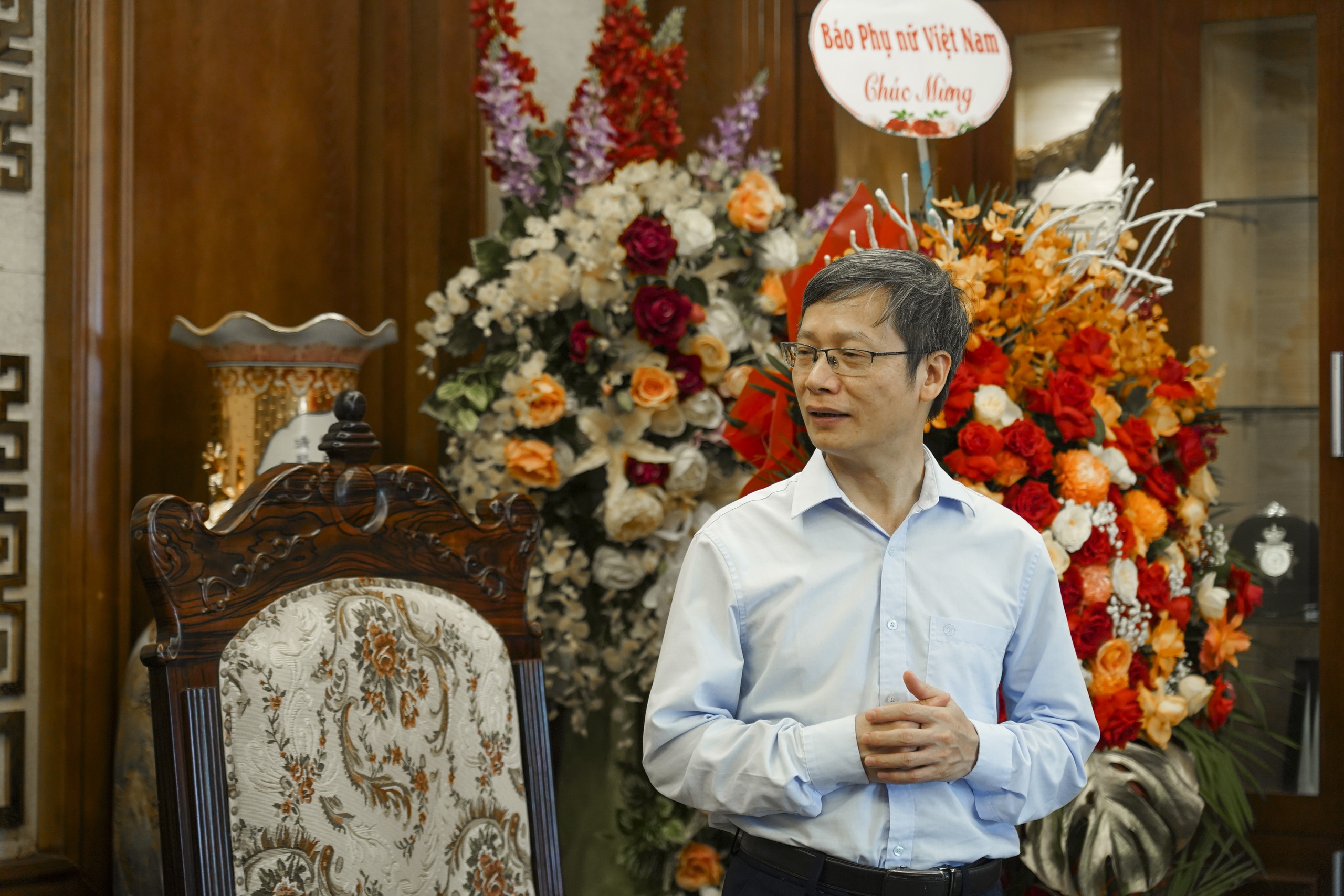 កាសែតនារីវៀតណាមអបអរសាទរបណ្ឌិត្យសភានគរបាលប្រជាជនក្នុងឱកាសរំលឹកខួបលើកទី ៨០ នៃទិវាប្រពៃណីនគរបាលប្រជាជន - រូបថត ១. Báo Phụ nữ Việt Nam chúc mừng Học viện Cảnh sát nhân dân nhân dịp 80 năm Ngày truyền thống CAND- Ảnh 1.