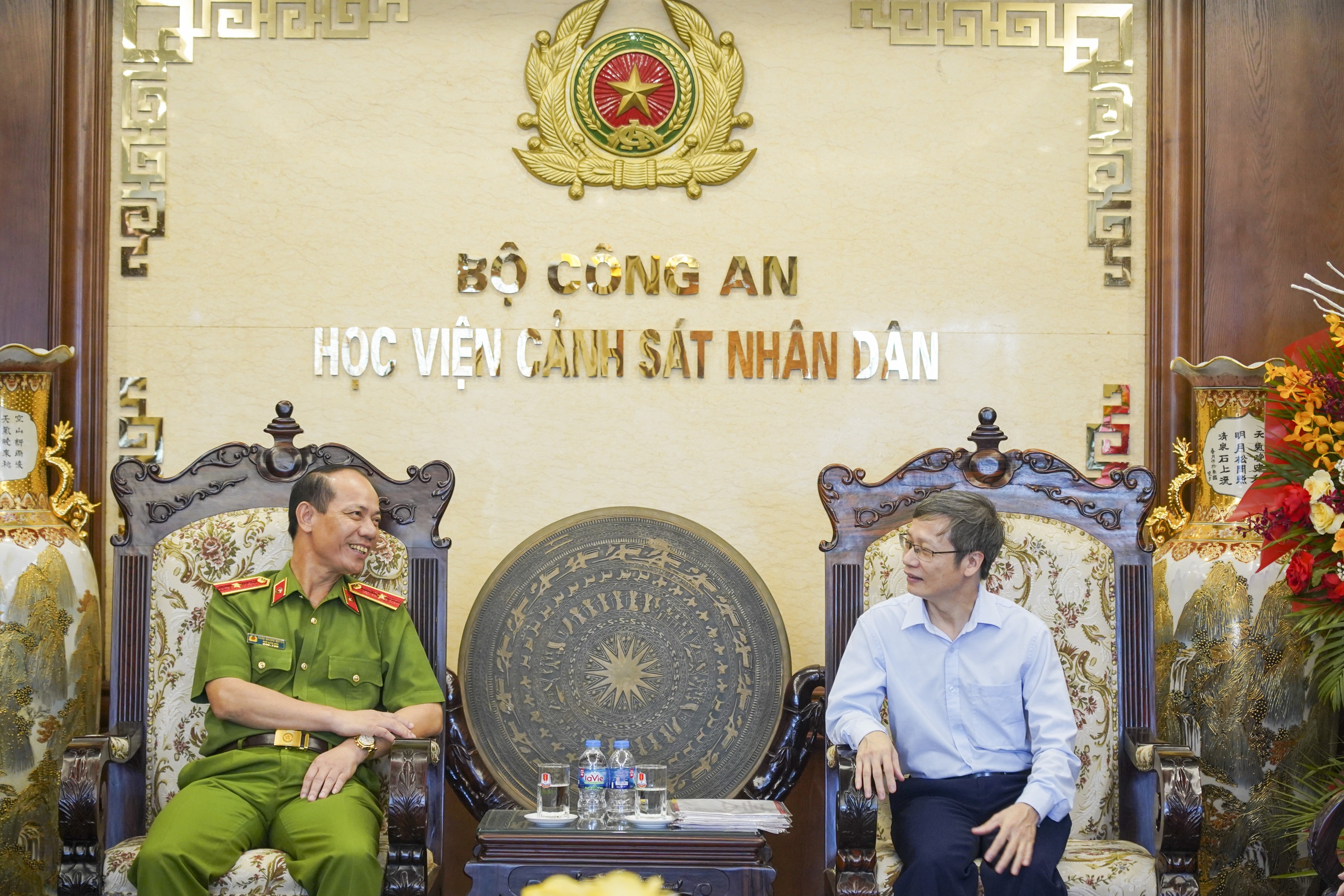 កាសែតនារីវៀតណាមអបអរសាទរបណ្ឌិត្យសភានគរបាលប្រជាជនក្នុងឱកាសរំលឹកខួបលើកទី៨០នៃទិវាប្រពៃណីនគរបាលប្រជាជន - រូបថត៣. Báo Phụ nữ Việt Nam chúc mừng Học viện Cảnh sát nhân dân nhân dịp 80 năm Ngày truyền thống CAND- Ảnh 3.