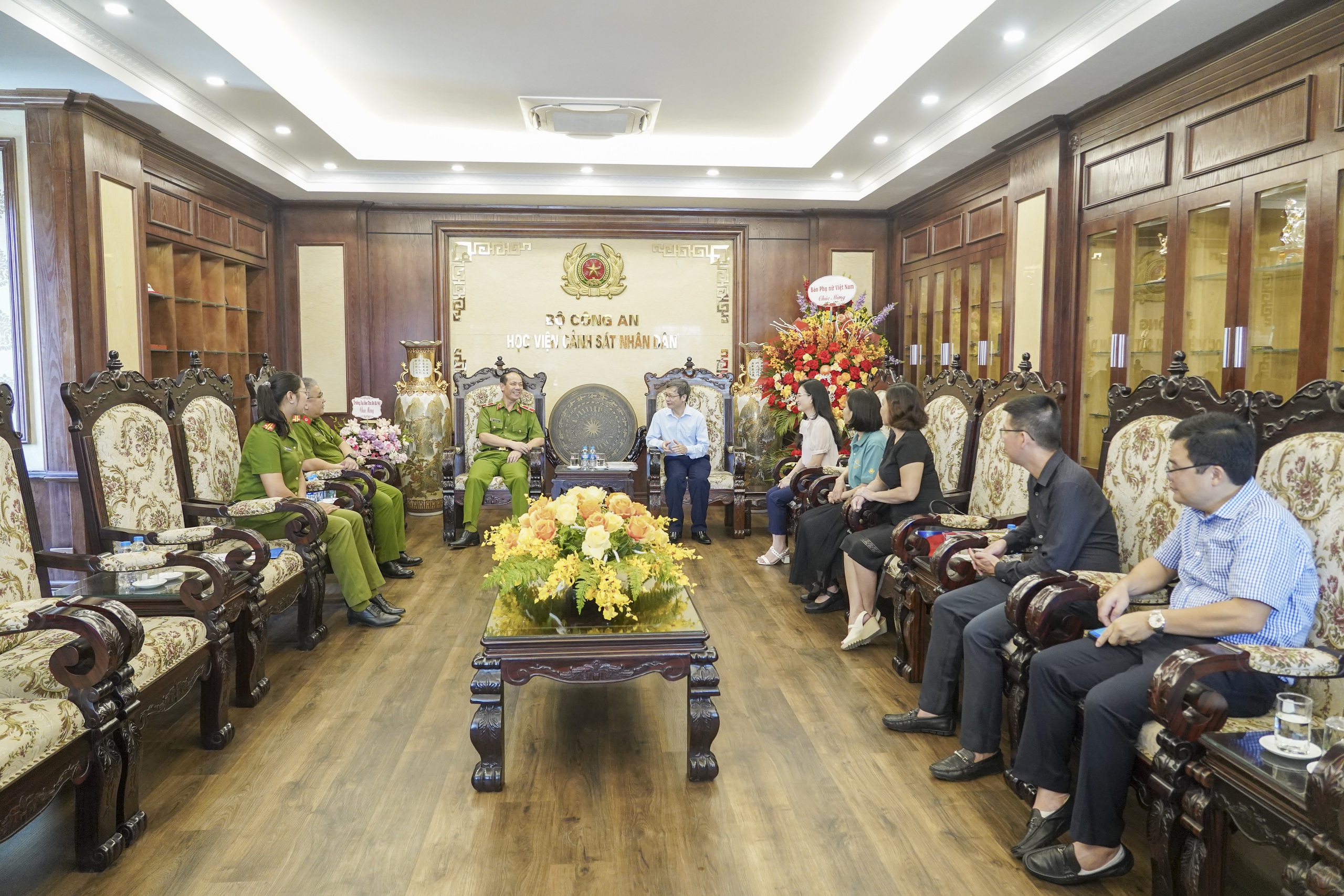 កាសែតនារីវៀតណាមអបអរសាទរបណ្ឌិត្យសភានគរបាលប្រជាជនក្នុងឱកាសរំលឹកខួបលើកទី ៨០ នៃទិវាប្រពៃណីនគរបាលប្រជាជន - រូបថត ២. Báo Phụ nữ Việt Nam chúc mừng Học viện Cảnh sát nhân dân nhân dịp 80 năm Ngày truyền thống CAND- Ảnh 2.