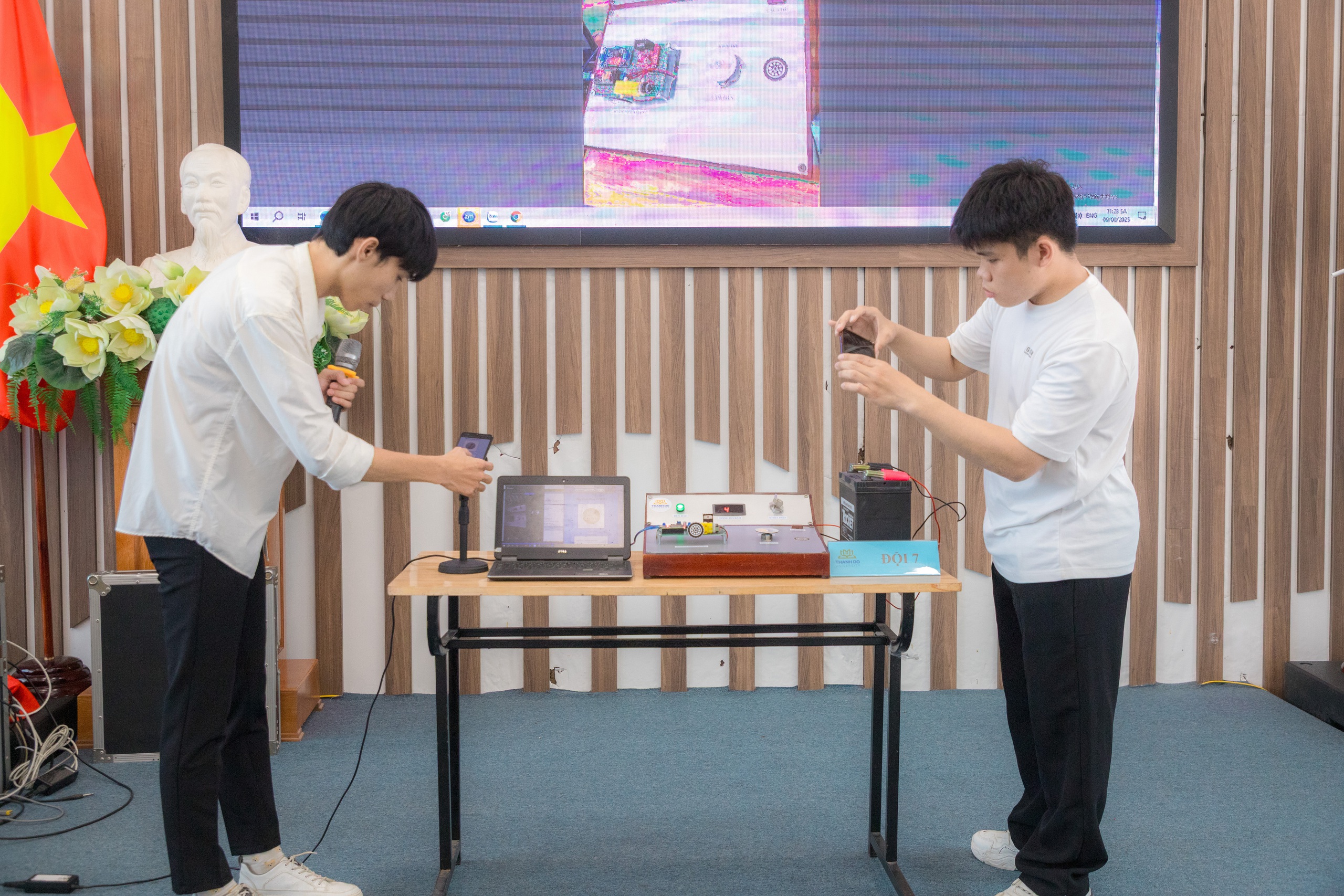 ផលិតផលដែលយល់ និងចិញ្ចឹមអារម្មណ៍របស់អ្នកសិក្សាដែលចូលរួមក្នុង Thado Techfest 2025 - រូបថត 3 ។ Các sản phẩm thấu hiểu và nuôi dưỡng cảm xúc người học tham gia Thado Techfest 2025- Ảnh 3.