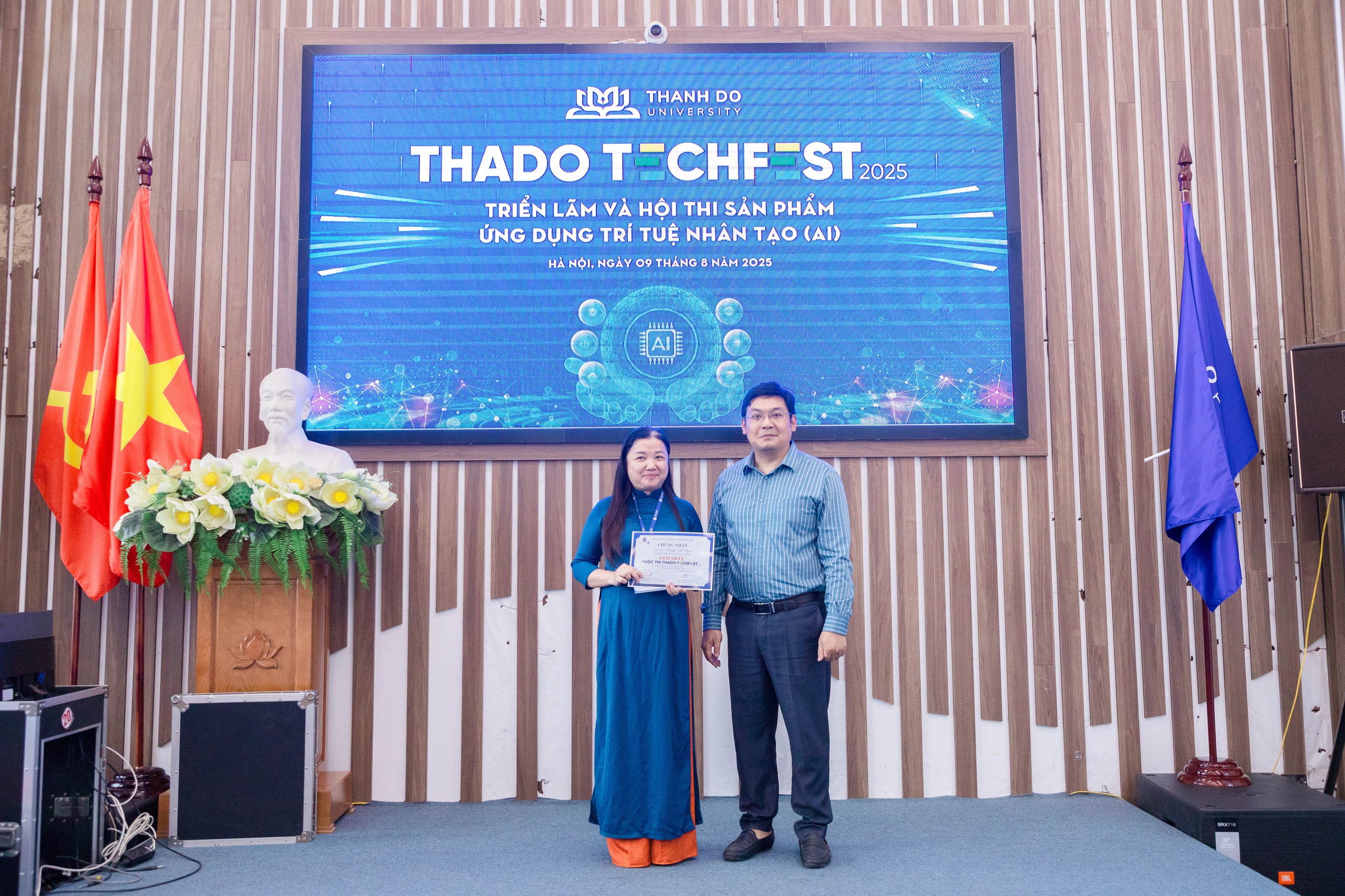 ផលិតផលដែលយល់ និងចិញ្ចឹមអារម្មណ៍របស់អ្នកសិក្សាដែលចូលរួមក្នុង Thado Techfest 2025 - រូបថត ១. Các sản phẩm thấu hiểu và nuôi dưỡng cảm xúc người học tham gia Thado Techfest 2025- Ảnh 1.