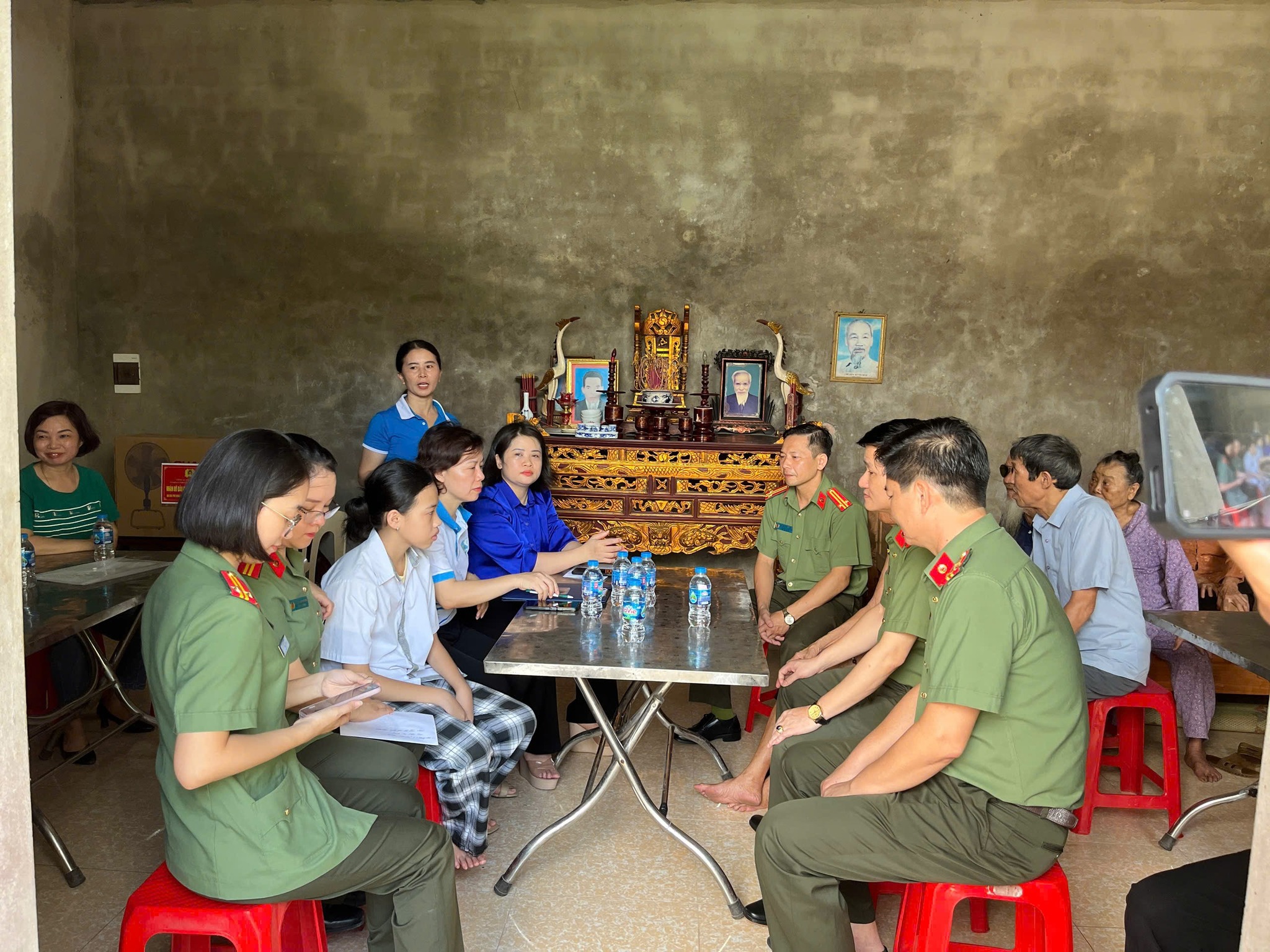 Vòng tay "Mẹ đỡ đầu" chở che cô bé mồ côi - Ảnh 1. Vòng tay "Mẹ đỡ đầu" chở che cô bé mồ côi - Ảnh 1.
