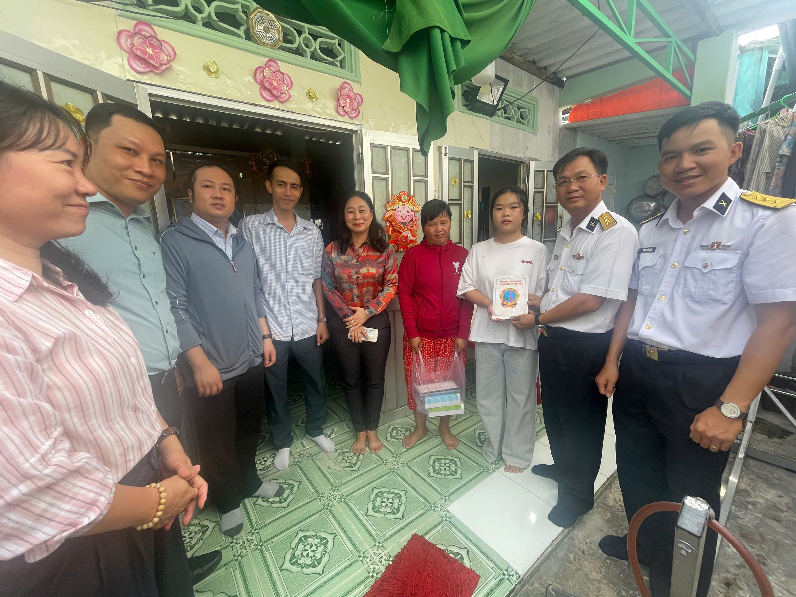 Brigad 957 uppmuntrar gudsonen att med tillförsikt gå in i det nya skolåret - Foto 1. Lữ đoàn 957 động viên con đỡ đầu tự tin bước vào năm học mới- Ảnh 1.
