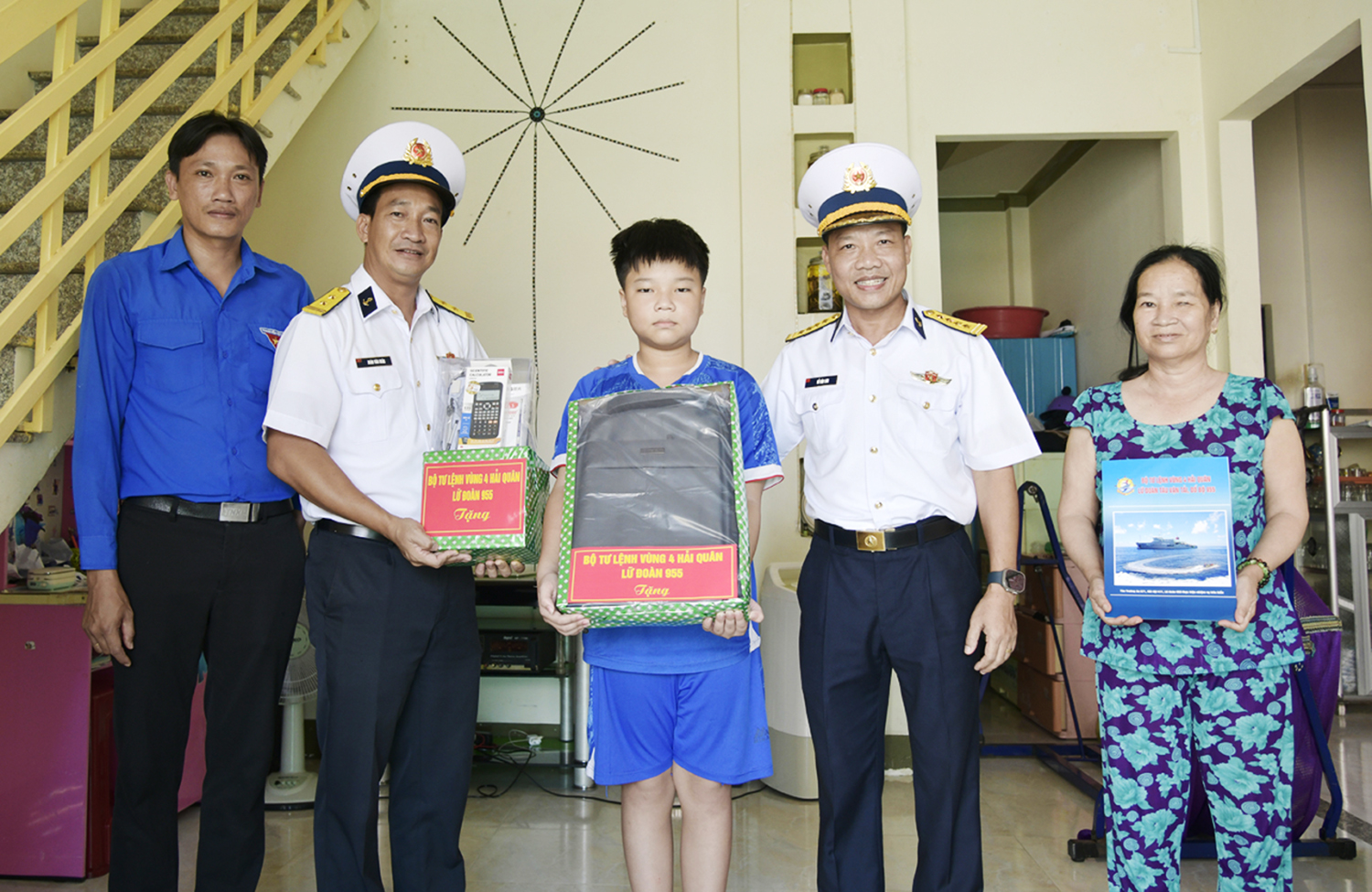Lữ đoàn 955 giúp trẻ mồ côi viết tiếp giấc mơ đến trường- Ảnh 1. Lữ đoàn 955 giúp trẻ mồ côi viết tiếp giấc mơ đến trường- Ảnh 1.