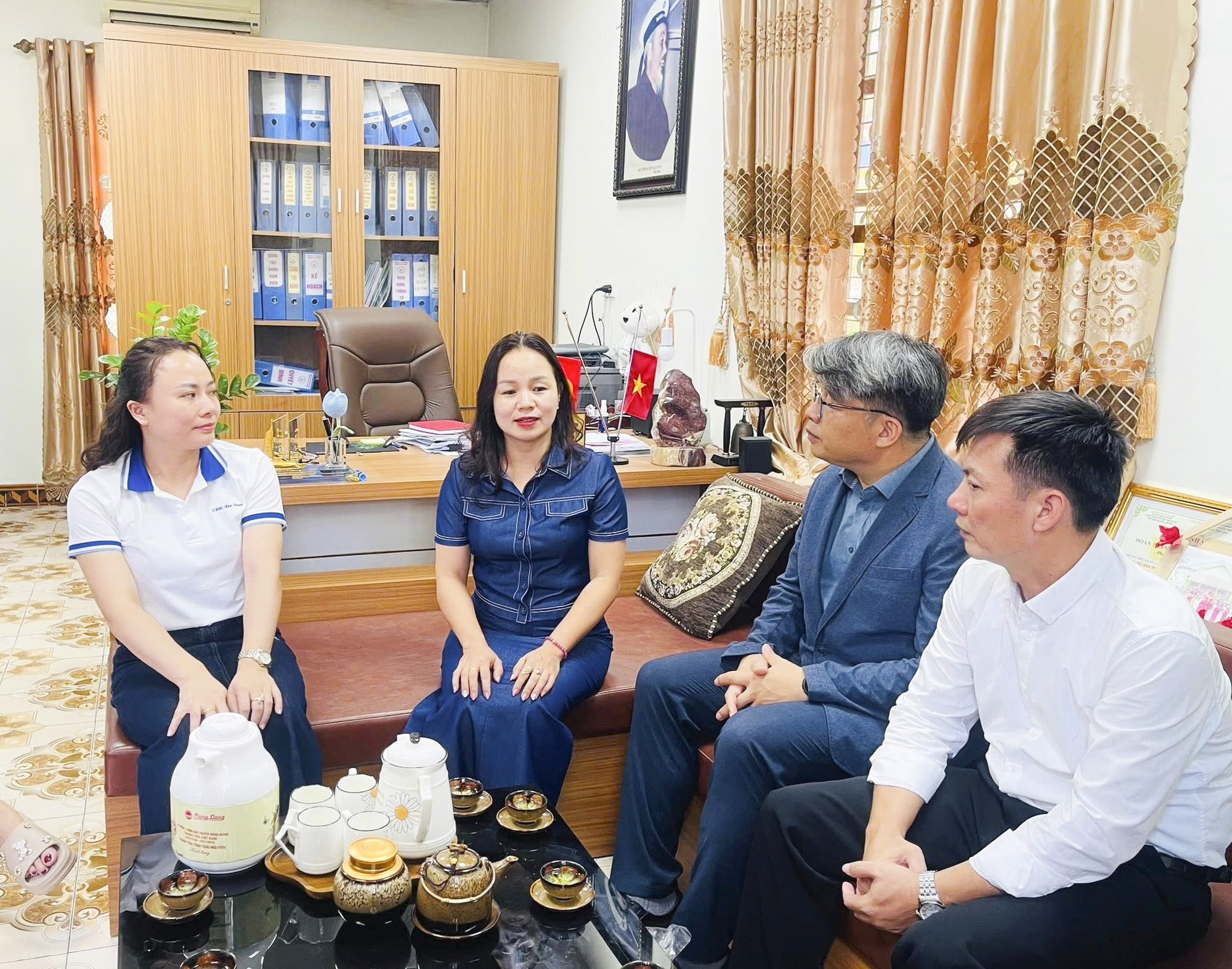 タイグエンの中学生向け AI ベースのコンピュータ教室の実施に関する調査 - 写真 1。 Khảo sát triển khai phòng học máy tính ứng dụng AI cho học sinh THCS tại Thái Nguyên- Ảnh 1.