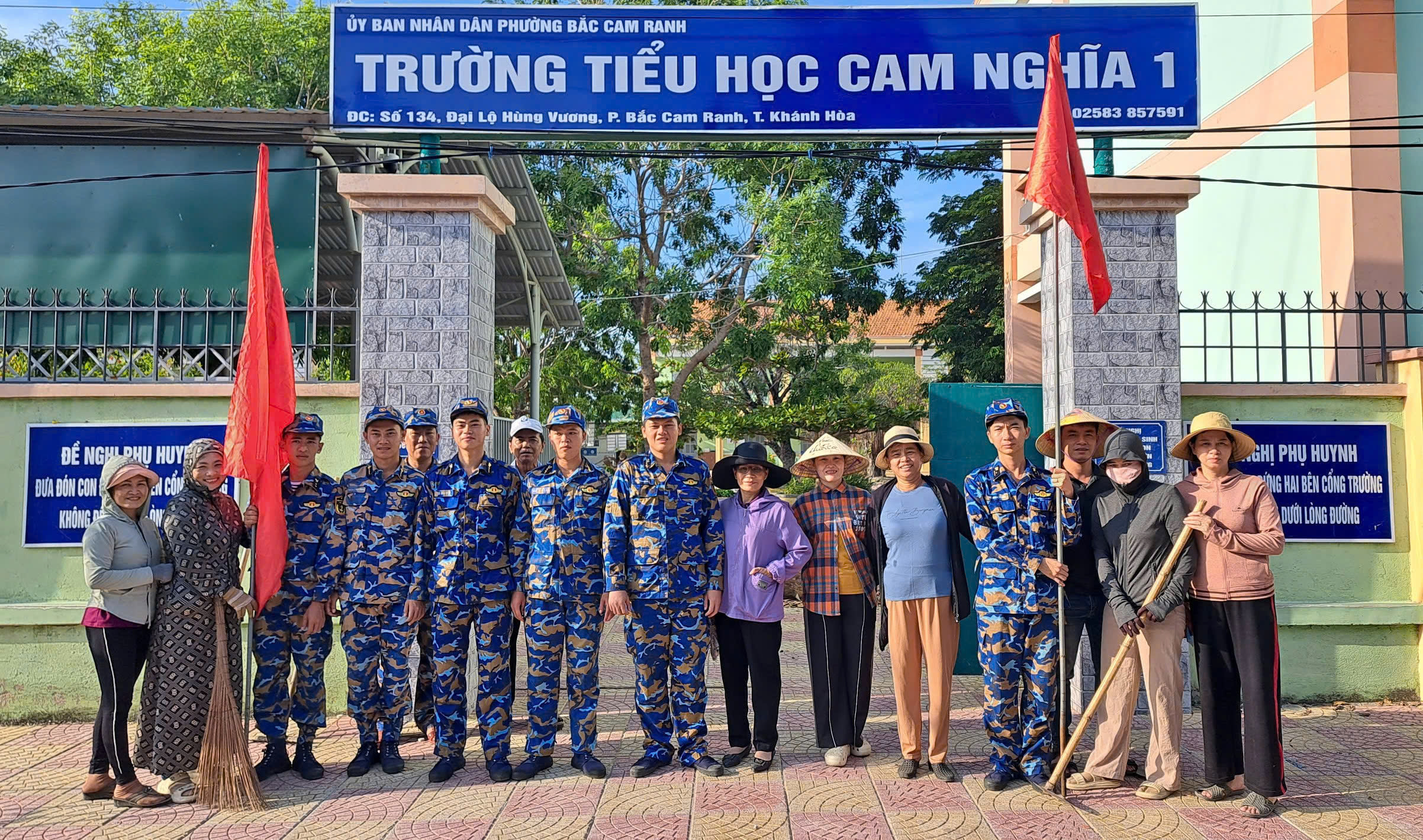 Σύνταγμα 451: Πολλές ουσιαστικές δραστηριότητες με δασκάλους και βαφτιστήρια για την υποδοχή της νέας σχολικής χρονιάς - Φωτογραφία 1. Trung đoàn 451: Nhiều hoạt động ý nghĩa cùng thầy cô giáo và con đỡ đầu đón năm học mới- Ảnh 1.