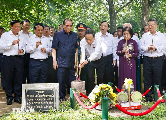 Chủ tịch Quốc hội tri ân các bậc tiền bối cách mạng tại Tuyên Quang- Ảnh 3.