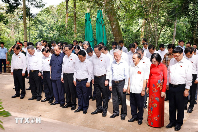 Chủ tịch Quốc hội tri ân các bậc tiền bối cách mạng tại Tuyên Quang- Ảnh 2.