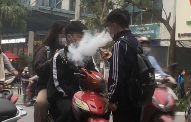 Hiểm họa từ thói quen sử dụng thuốc lá điện tử trong học đường- Ảnh 1. Hiểm họa từ thói quen sử dụng thuốc lá điện tử trong học đường- Ảnh 1.