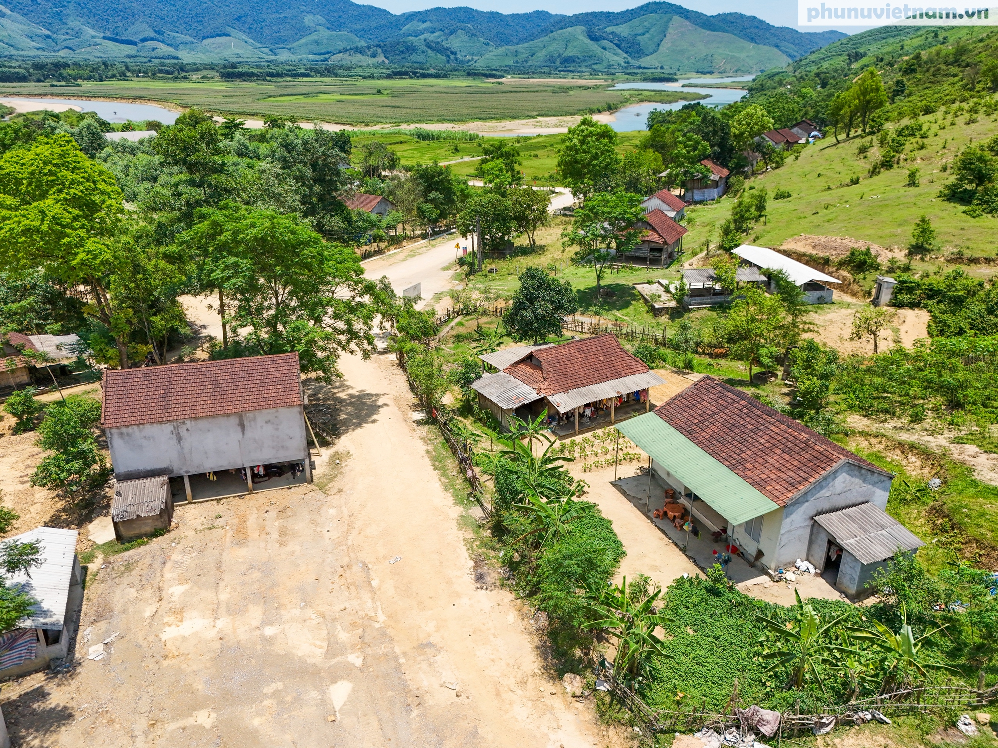 Bản tái định cư của đồng bào người Chứt đẹp như tranh vẽ ven sông Ngàn Sâu- Ảnh 2. Bản tái định cư của đồng bào người Chứt đẹp như tranh vẽ ven sông Ngàn Sâu- Ảnh 2.