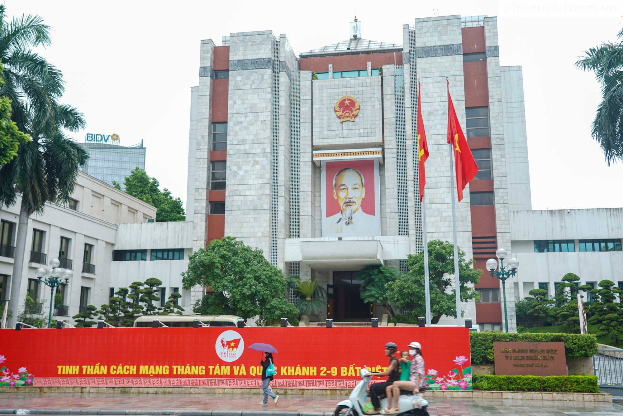 Đường phố Hà Nội rực rỡ cờ hoa chào mừng 80 năm Cách mạng Tháng Tám và Quốc khánh 2/9- Ảnh 1.
