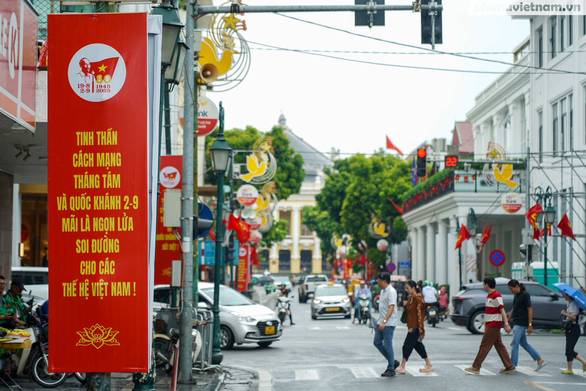 Đường phố Hà Nội rực rỡ cờ hoa chào mừng 80 năm Cách mạng Tháng Tám và Quốc khánh 2/9- Ảnh 5.