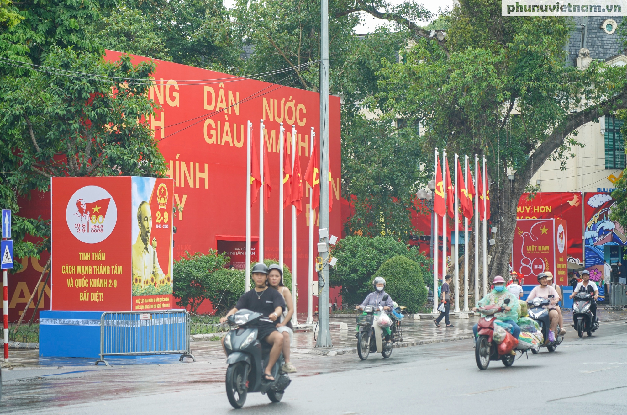 Đường phố Hà Nội rực rỡ cờ hoa chào mừng 80 năm Cách mạng Tháng Tám và Quốc khánh 2/9- Ảnh 7.