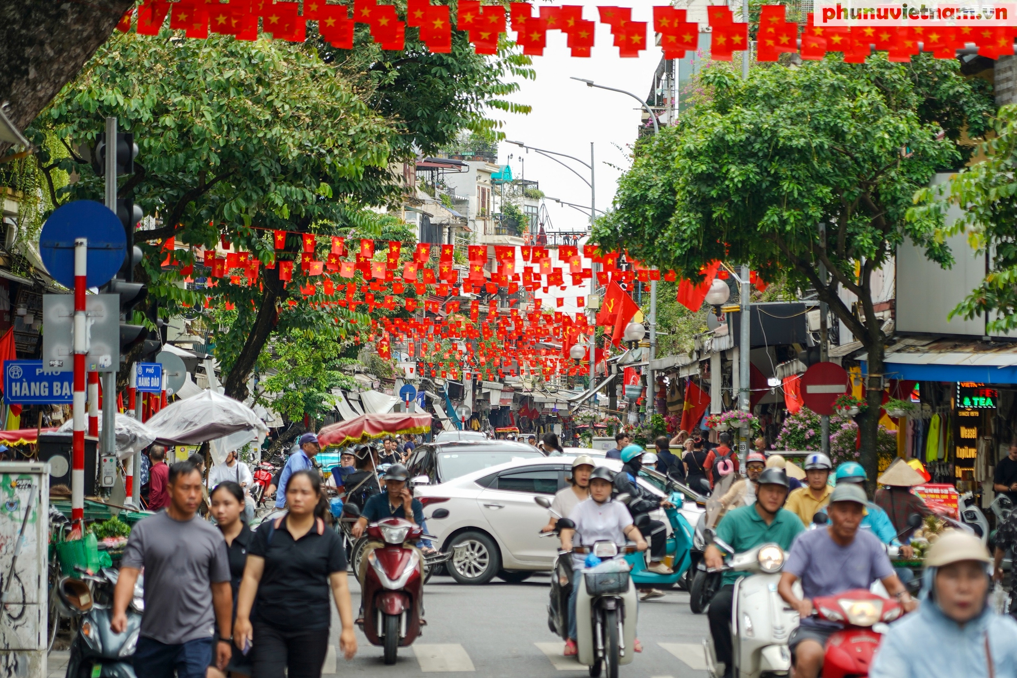 Đường phố Hà Nội rực rỡ cờ hoa chào mừng 80 năm Cách mạng Tháng Tám và Quốc khánh 2/9- Ảnh 8.