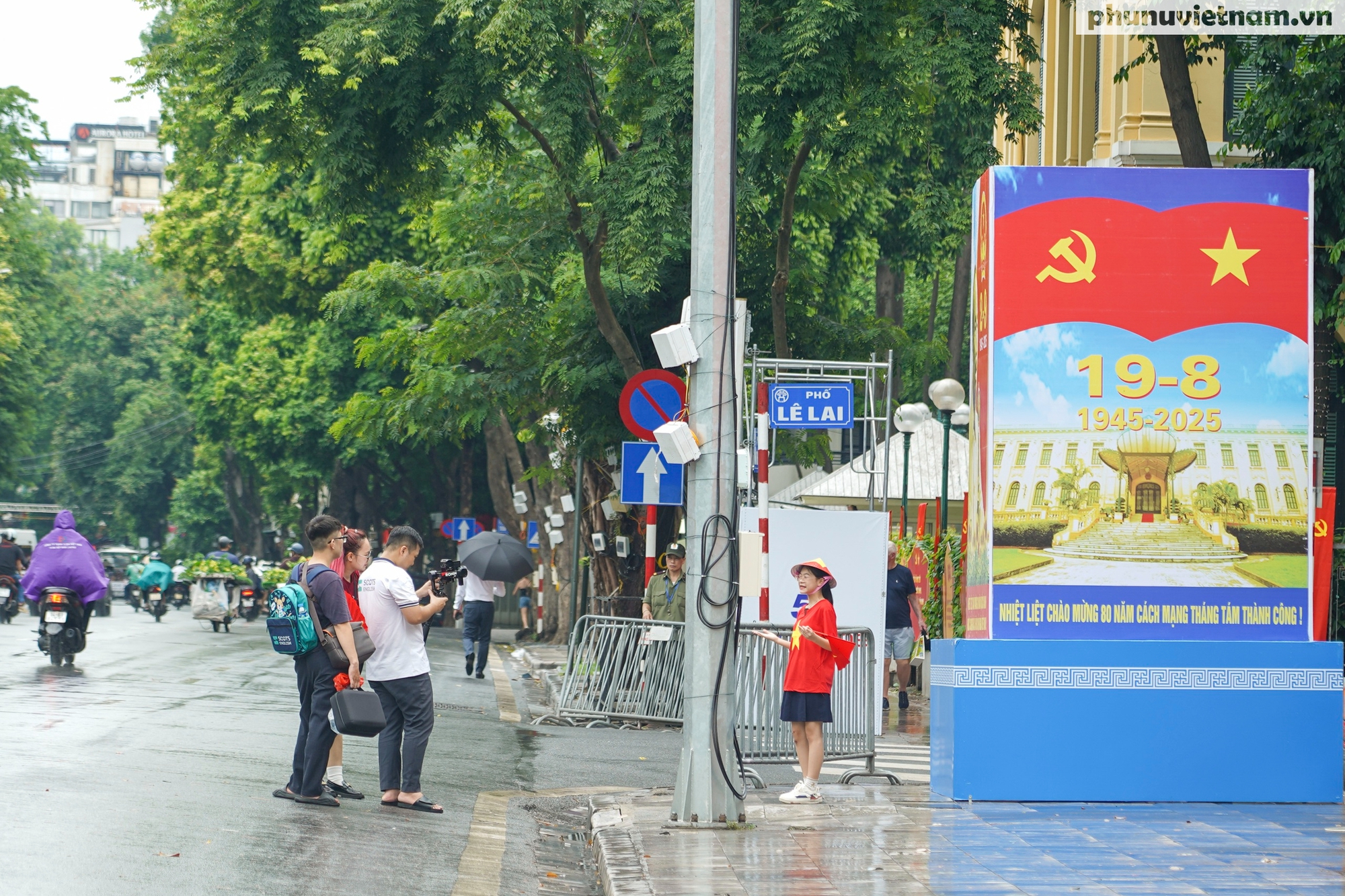 Đường phố Hà Nội rực rỡ cờ hoa chào mừng 80 năm Cách mạng Tháng Tám và Quốc khánh 2/9- Ảnh 17.