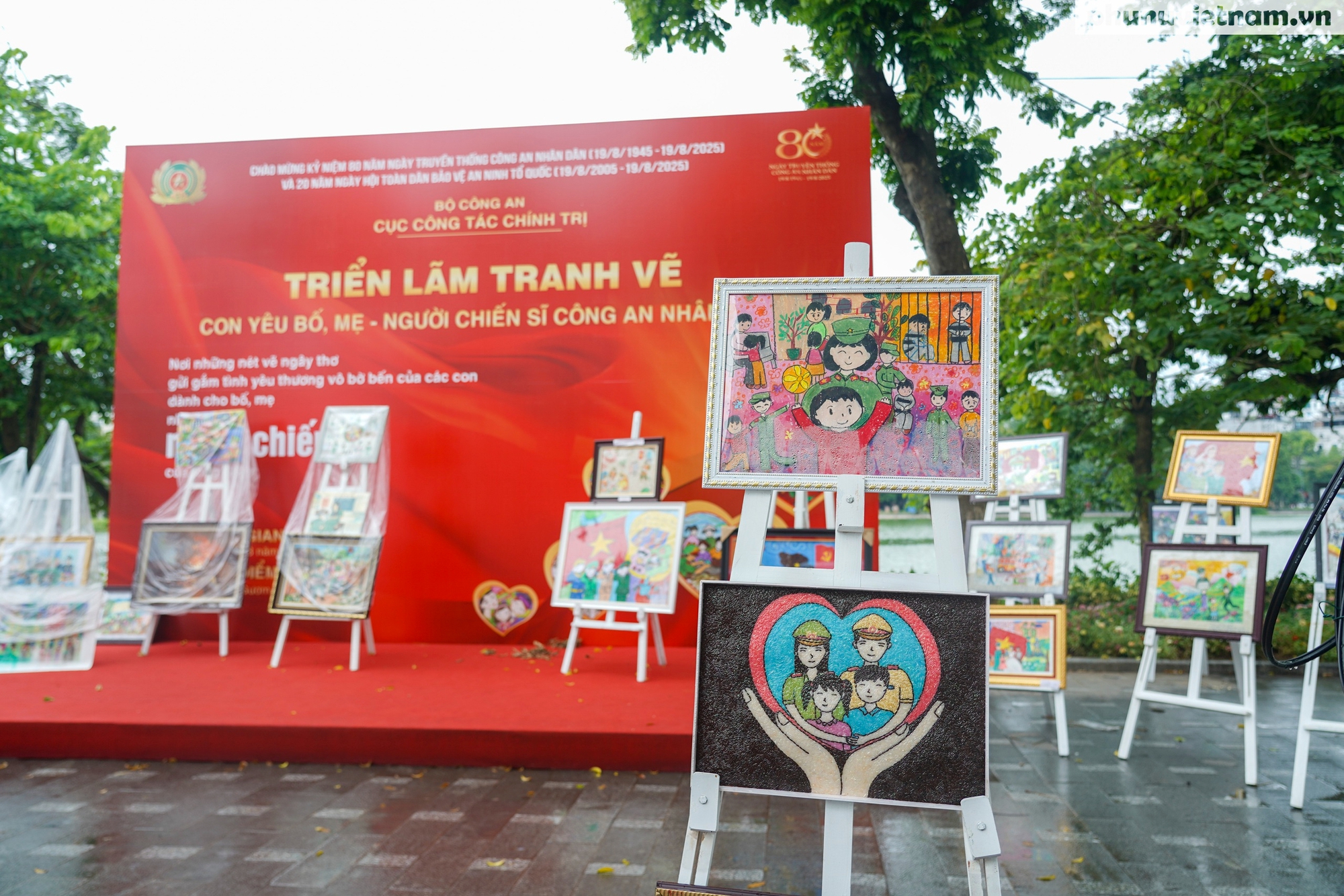 Đường phố Hà Nội rực rỡ cờ hoa chào mừng 80 năm Cách mạng Tháng Tám và Quốc khánh 2/9- Ảnh 18.