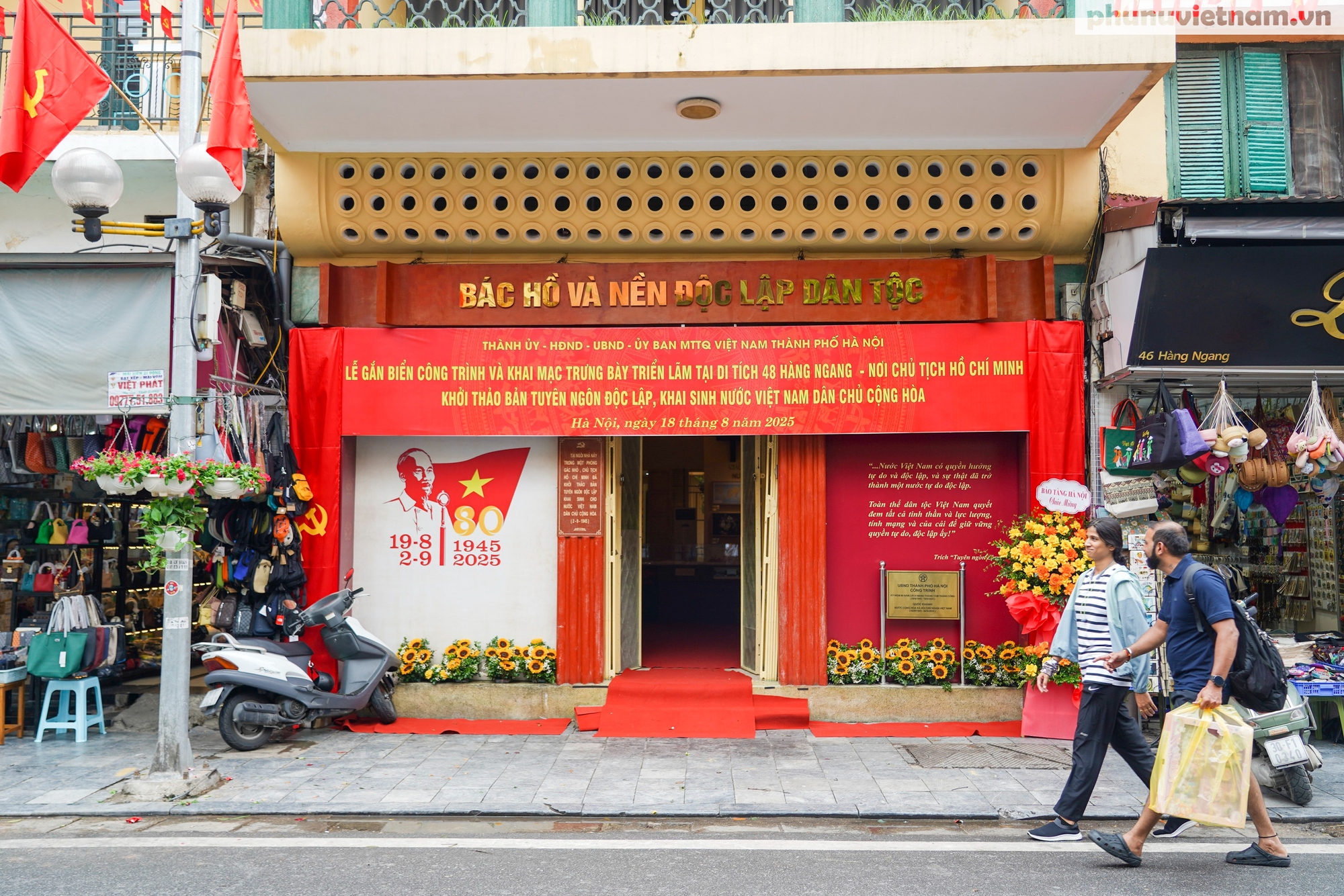 Đường phố Hà Nội rực rỡ cờ hoa chào mừng 80 năm Cách mạng Tháng Tám và Quốc khánh 2/9- Ảnh 19.