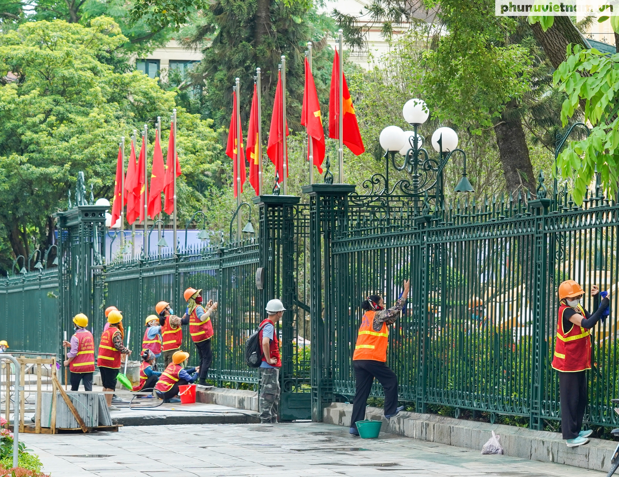 Đường phố Hà Nội rực rỡ cờ hoa chào mừng 80 năm Cách mạng Tháng Tám và Quốc khánh 2/9- Ảnh 20.