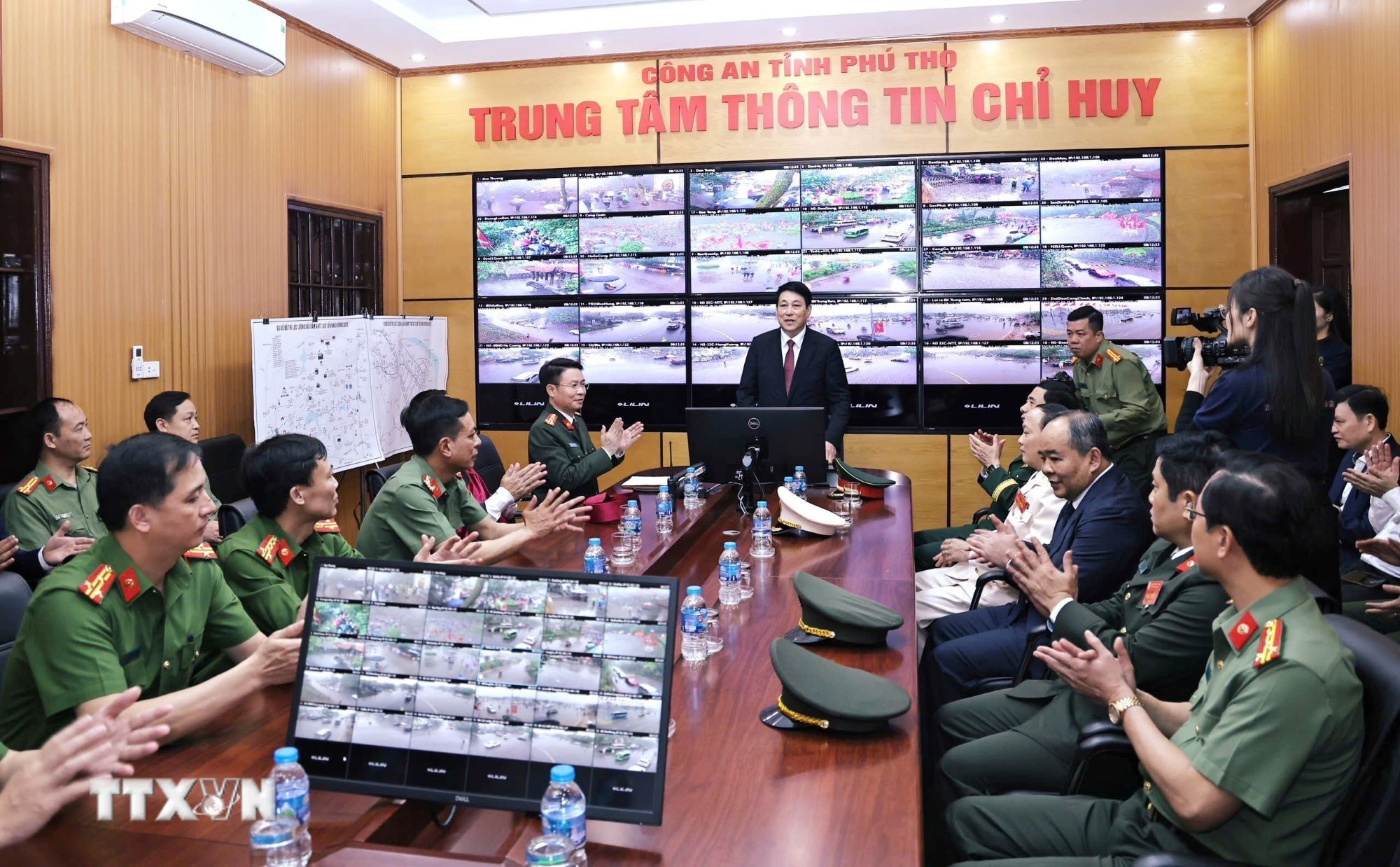 80 năm Công an Nhân dân Việt Nam cùng toàn dân trong sự nghiệp xây dựng và bảo vệ Tổ quốc- Ảnh 4. 80 năm Công an Nhân dân Việt Nam cùng toàn dân trong sự nghiệp xây dựng và bảo vệ Tổ quốc- Ảnh 4.