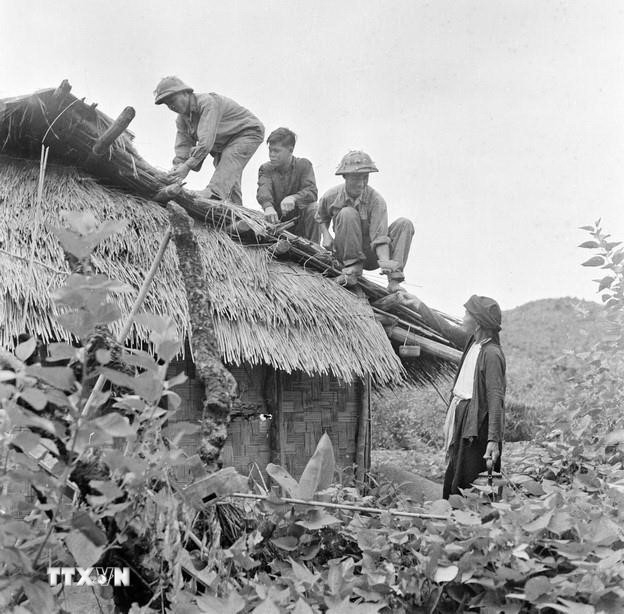 80 năm Công an Nhân dân Việt Nam cùng toàn dân trong sự nghiệp xây dựng và bảo vệ Tổ quốc- Ảnh 2. 80 năm Công an Nhân dân Việt Nam cùng toàn dân trong sự nghiệp xây dựng và bảo vệ Tổ quốc- Ảnh 2.