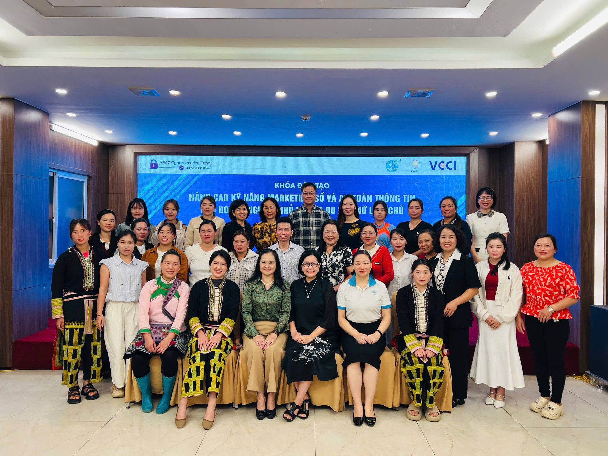 Lao Cai : Formation aux compétences en marketing numérique pour les femmes entrepreneures - Photo 2. Lào Cai: Đào tạo kỹ năng Marketing số cho nữ doanh nhân- Ảnh 2.