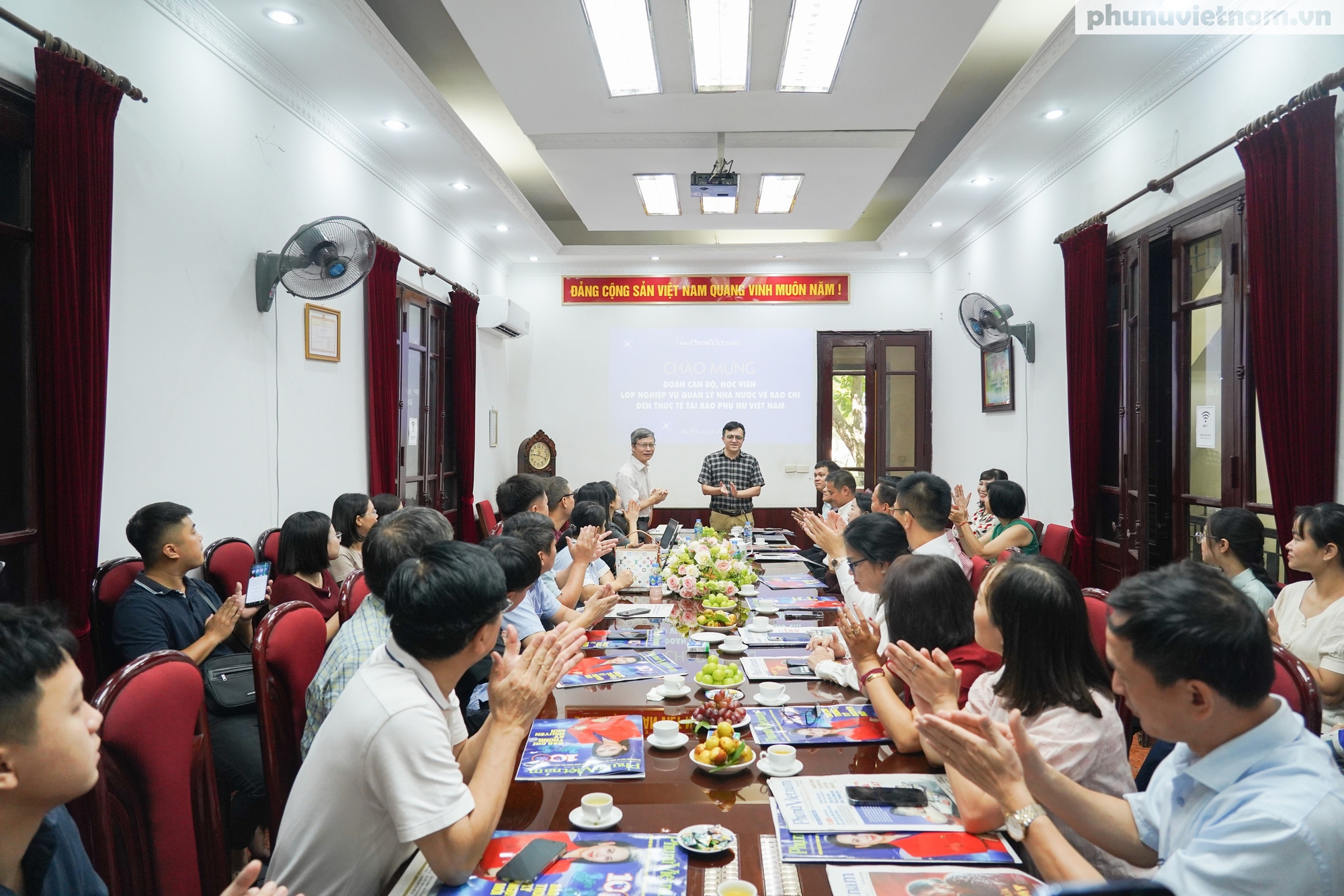 Đoàn cán bộ, học viên Học viện Báo chí và Tuyên truyền đến thực tế tại Báo Phụ nữ Việt Nam- Ảnh 1.