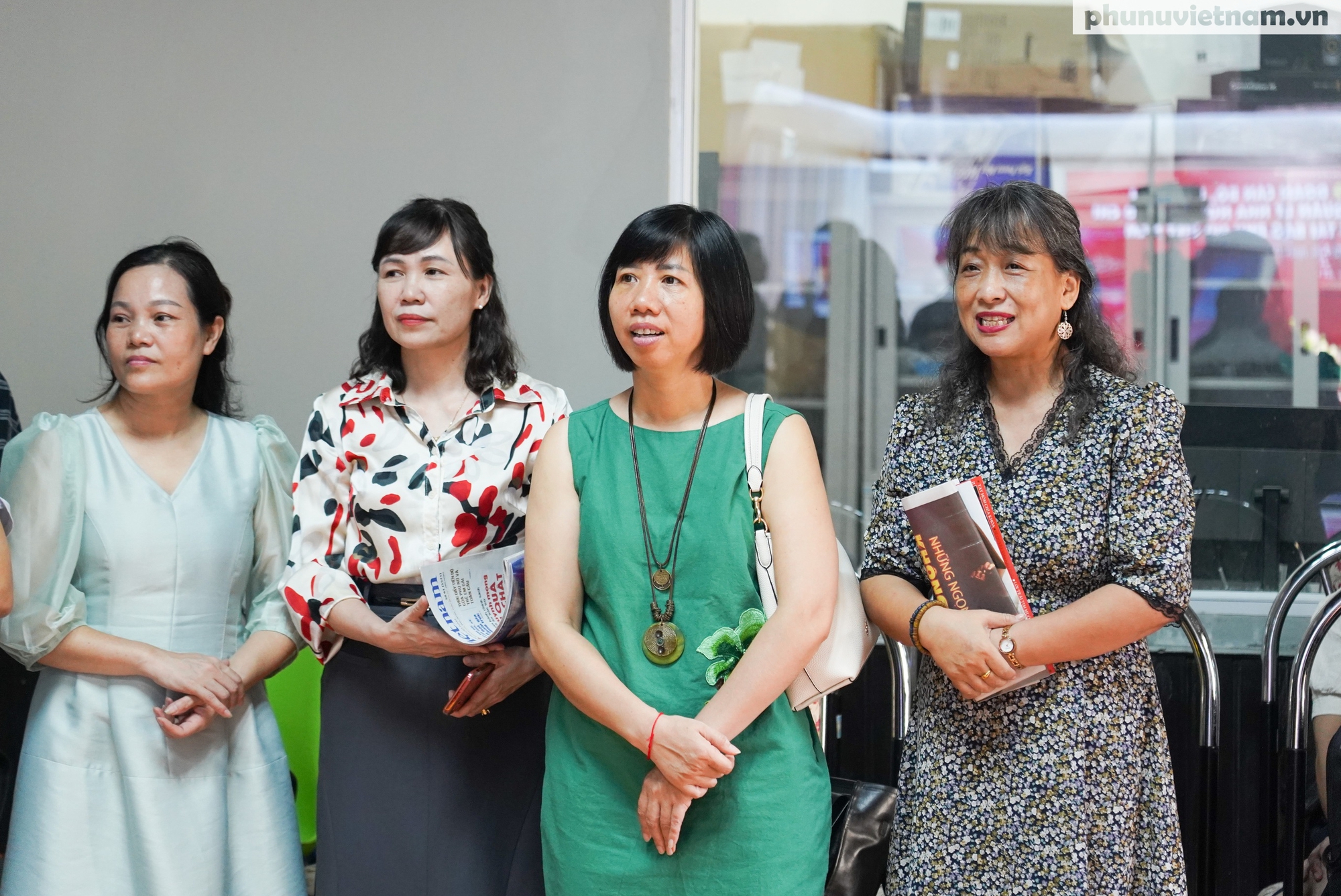 គណៈប្រតិភូមន្ត្រី និងនិស្សិតនៃបណ្ឌិត្យសភាសារព័ត៌មាន និងសារគមនាគមន៍ បានមកទស្សនាកាសែតស្ត្រីវៀតណាម - រូបថត ១៥. Đoàn cán bộ, học viên Học viện Báo chí và Tuyên truyền đến thực tế tại Báo Phụ nữ Việt Nam- Ảnh 15.