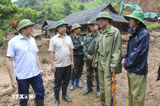 Phó Thủ tướng Trần Hồng Hà: Bảo vệ người dân bằng mọi giá trước thiên tai- Ảnh 3. Phó Thủ tướng Trần Hồng Hà: Bảo vệ người dân bằng mọi giá trước thiên tai- Ảnh 3.