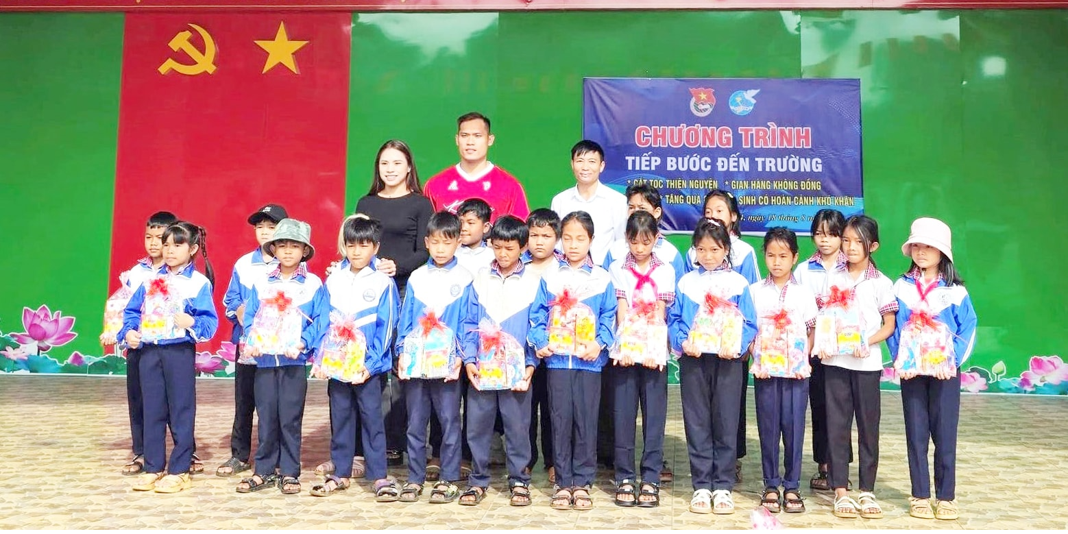 Många gåvor kommer till studenter i svåra omständigheter i Lam Dong-provinsen - Foto 1. Nhiều phần quà đến với học sinh có hoàn cảnh khó khăn tỉnh Lâm Đồng- Ảnh 1.