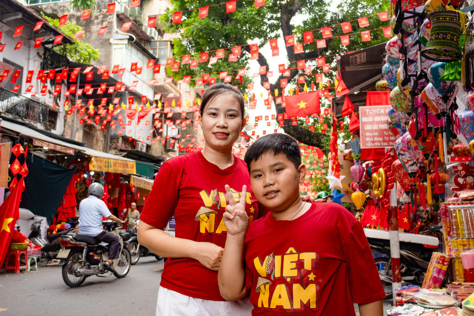 Nên lựa chọn trang phục như thế nào cho phù hợp ngày Quốc khánh 2/9?- Ảnh 4. Nên lựa chọn trang phục như thế nào cho phù hợp ngày Quốc khánh 2/9?- Ảnh 4.