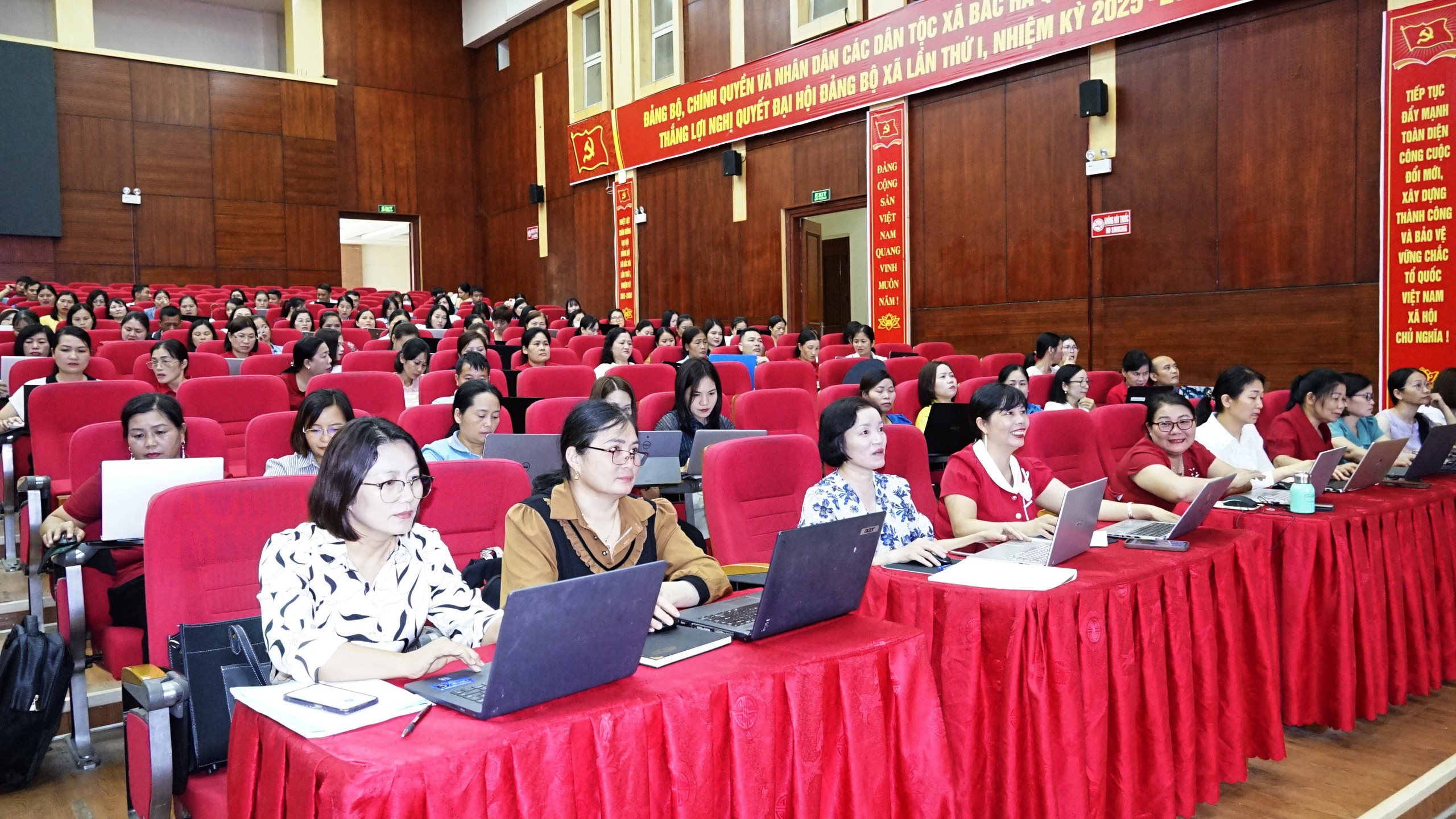 Training on applying artificial intelligence (AI) in teaching and educational management - Photo 1. Tập huấn ứng dụng trí tuệ nhân tạo (AI) trong giảng dạy và quản lý giáo dục- Ảnh 1.