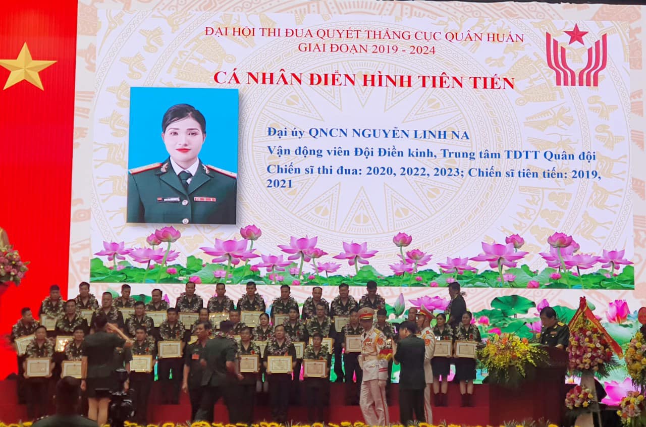 Nữ đại úy vinh dự tham gia đội hình rước đuốc truyền thống tại A80- Ảnh 7. Nữ đại úy vinh dự tham gia đội hình rước đuốc truyền thống tại A80- Ảnh 7.