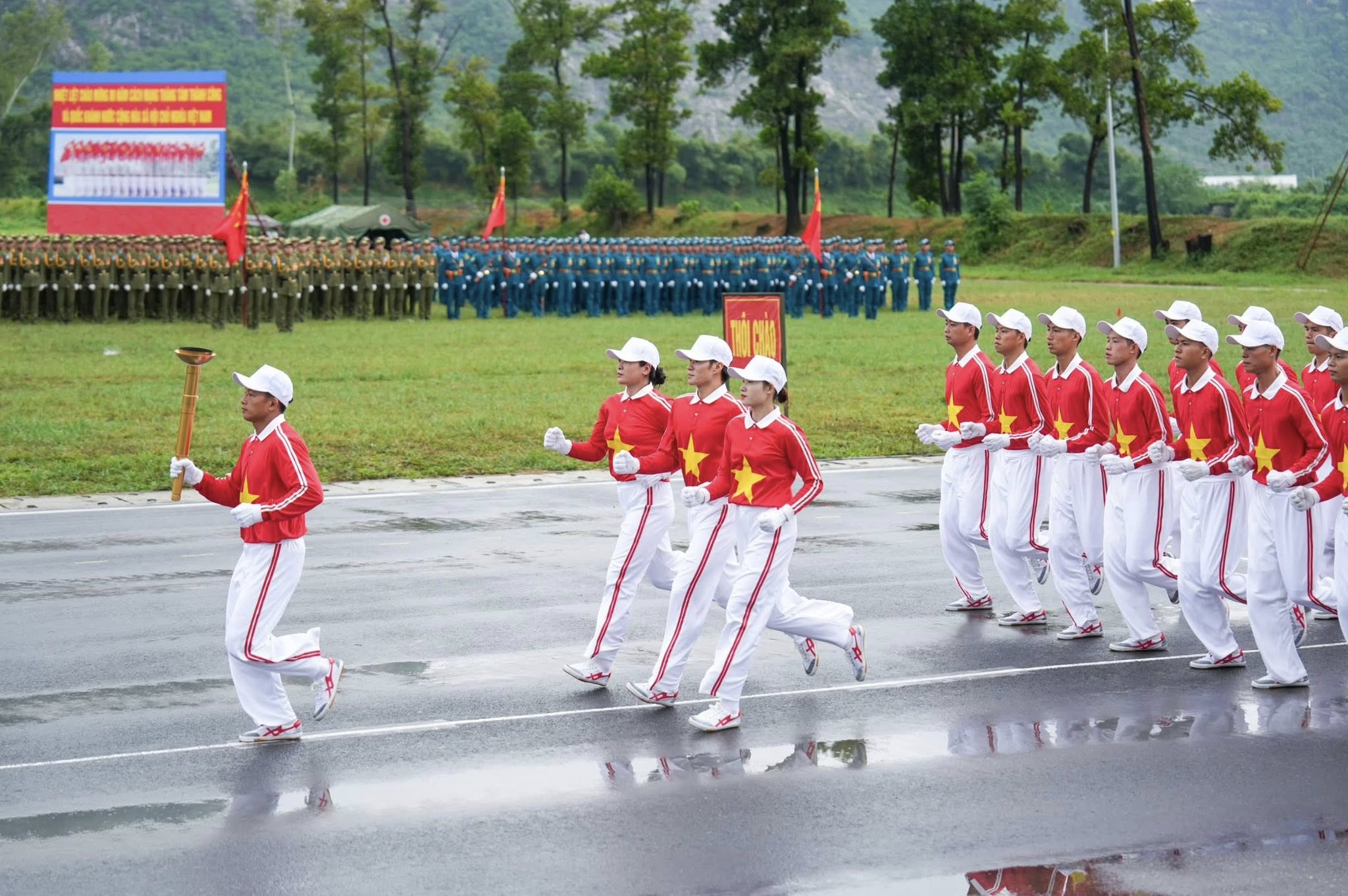 Nữ đại úy vinh dự tham gia đội hình rước đuốc truyền thống tại A80- Ảnh 2. Nữ đại úy vinh dự tham gia đội hình rước đuốc truyền thống tại A80- Ảnh 2.