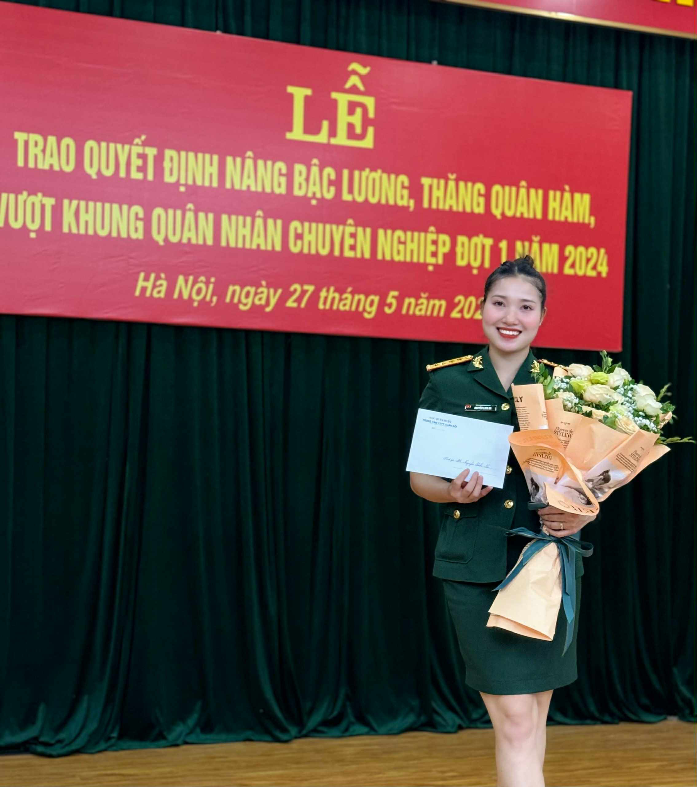 Nữ đại úy vinh dự tham gia đội hình rước đuốc truyền thống tại A80- Ảnh 6. Nữ đại úy vinh dự tham gia đội hình rước đuốc truyền thống tại A80- Ảnh 6.
