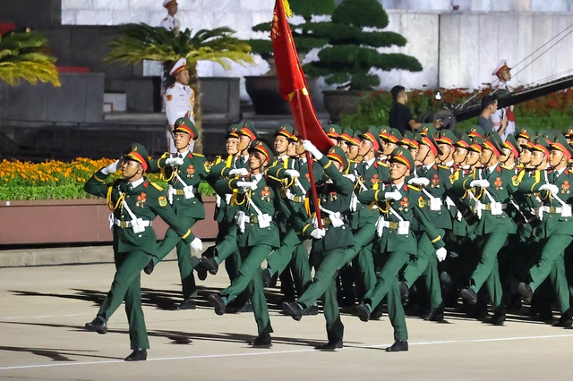 Chùm ảnh: Các lực lượng tổng hợp luyện diễu binh, diễu hành tại Quảng trường Ba Đình- Ảnh 6.