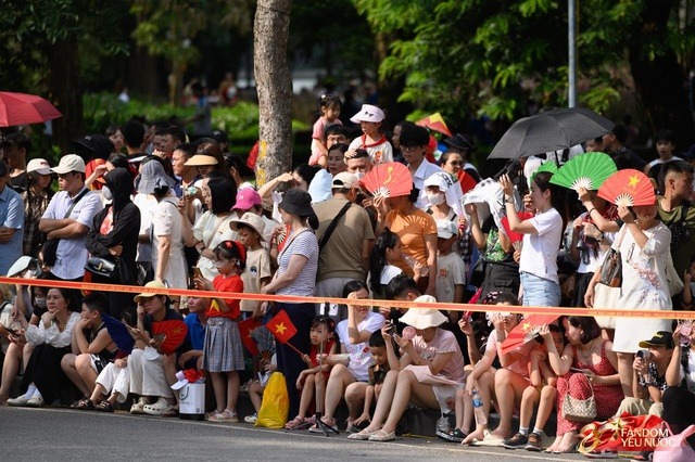 Hà Nội phục vụ nước uống, lương khô, bánh ăn liền miễn phí cho nhân dân xem diễu binh 2/9- Ảnh 1.