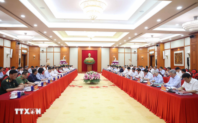 Bộ Chính trị cho ý kiến về công tác chuẩn bị Đại hội Đảng bộ thành phố Hà Nội và TP Hồ Chí Minh- Ảnh 1.