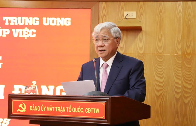 Trao Huy hiệu 30 năm tuổi Đảng cho Phó Bí thư Đảng ủy MTTQ, các đoàn thể Trung ương Trần Thắng- Ảnh 2.