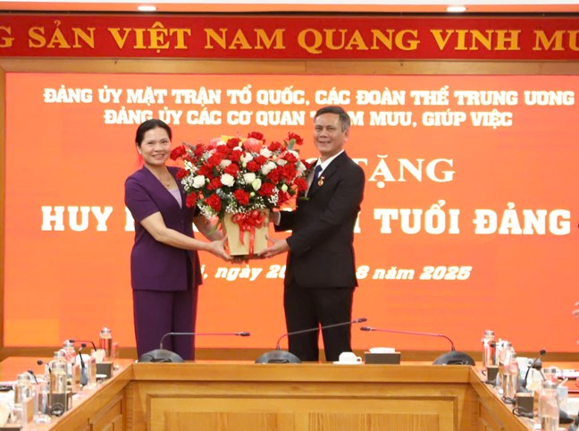 Trao Huy hiệu 30 năm tuổi Đảng cho Phó Bí thư Đảng ủy MTTQ, các đoàn thể Trung ương Trần Thắng- Ảnh 4.