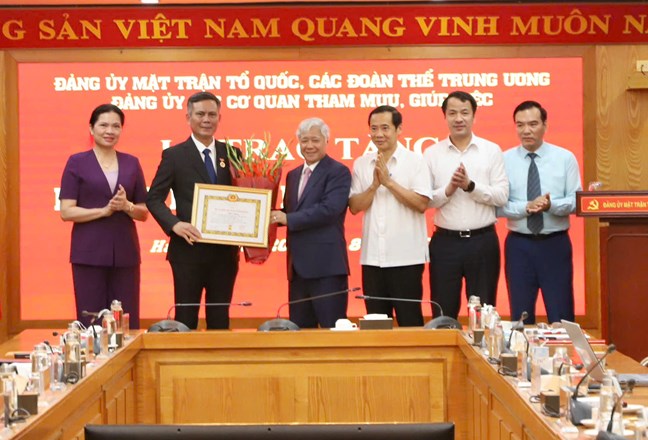 Trao Huy hiệu 30 năm tuổi Đảng cho Phó Bí thư Đảng ủy MTTQ, các đoàn thể Trung ương Trần Thắng- Ảnh 1.