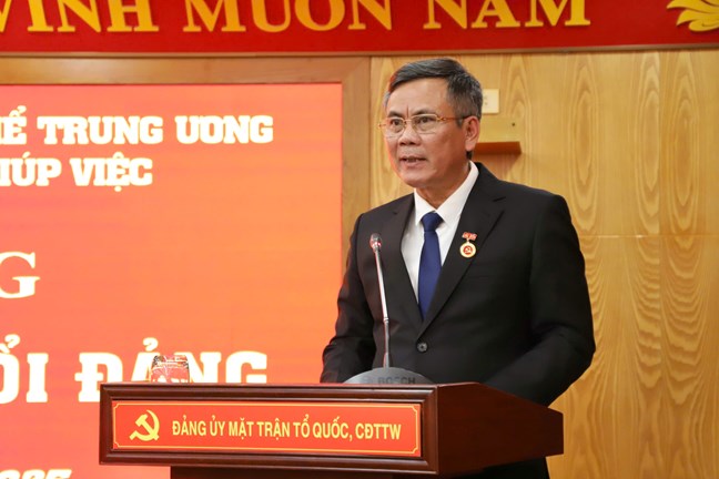 Trao Huy hiệu 30 năm tuổi Đảng cho Phó Bí thư Đảng ủy MTTQ, các đoàn thể Trung ương Trần Thắng- Ảnh 3.