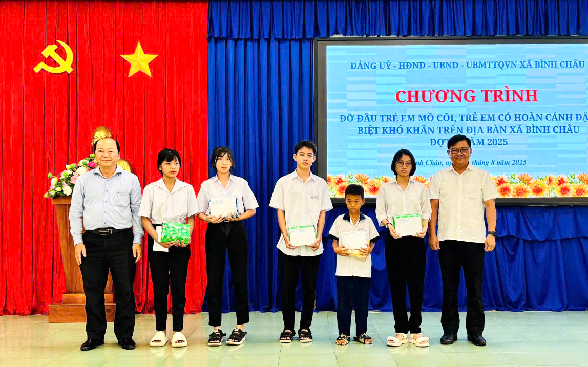 Comuna Binh Chau sponsorizează orfani și copii aflați în circumstanțe deosebit de dificile - Fotografia 1. Xã Bình Châu đỡ đầu trẻ mồ côi, trẻ có hoàn cảnh đặc biệt khó khăn- Ảnh 1.