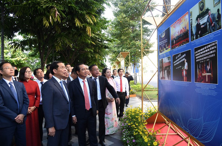 Khai mạc Triển lãm "80 năm Ngoại giao Việt Nam: Vinh dự và tự hào"- Ảnh 1. Khai mạc Triển lãm "80 năm Ngoại giao Việt Nam: Vinh dự và tự hào"- Ảnh 1.